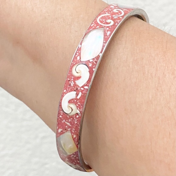 Vintage Unsigned Enamel Inlay Mother of Pearl and Shell Bangle Bracelet - Picture 2 of 13